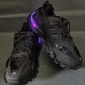 Zapatillas deportivas gruesas con luces LED negras para hombre, parte superior de malla transpirable, estilo urbano, informales. - Product Image 4