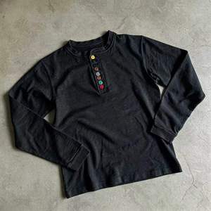 T-shirt Henley da <span class=keywords><strong>uomo</strong></span> personalizzata OEM in cotone slub 100% con bottoni, a maniche lunghe, taglio cropped e vestibilità ampia, leggera e casual - Product Image 4