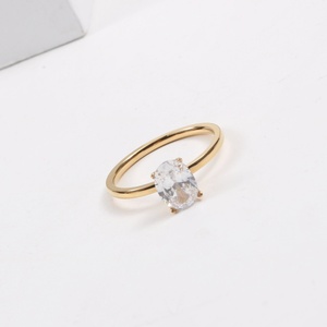Anillo de Boda de Acero Inoxidable Impermeable con Circonita Cúbica Ovalada Transparente y Chapado en Oro para Mujer - Product Image 3