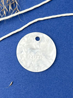 Étiquettes suspendues personnalisées de luxe en papier coton avec bouton coquille et cordon en coton, logo gaufré, pour marques de vêtements