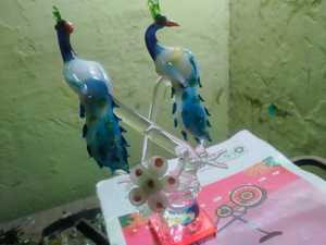 Figurine de paon en verre bleu soufflé à la main, style Murano, sculpture artisanale de deux oiseaux décorative de Noël, dôme sur base florale - Product Image 2