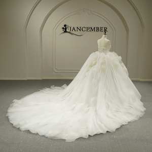 Vestido de Novia Clásico Moderno GT26038 con Cuello Barco, Volantes, Cola Larga Tipo Capilla, Encaje, Cristales y Flores 3D - Product Image 3