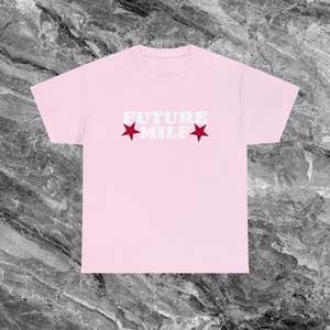 Maglietta Future Milf rosa, divertente, ironica, sarcastica, con meme, idea regalo scherzosa - Product Image 1