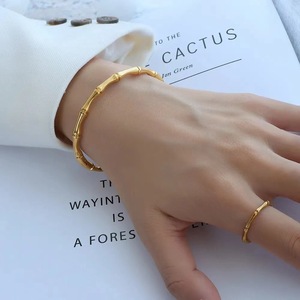 ขายส่งเครื่องประดับสแตนเลส สร้อยข้อมือไทเทเนียมสำหรับผู้หญิง ดีไซน์เรียบหรู ทนทาน ไม่ลอก - Product Image 2