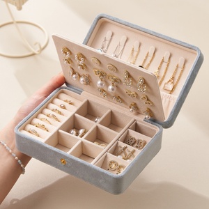 Boîte à bijoux de voyage de luxe en velours, organisateur portable et moderne pour bijouterie - Product Image 1