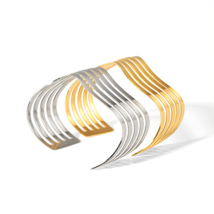 Brazalete de Moda para Mujer, Diseño Europeo Americano, Joyería de Nicho, Brazalete Ancho con Ondas Huecas, Acero Inoxidable con Oro de 18K - Product Image 5