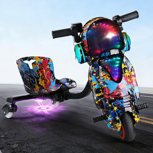 Triciclo Eléctrico para Niños con Diseño Graffiti, 6.5 Pulgadas, con Luces LED y Manubrio Ajustable - Product Image 1