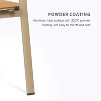 (E7310) Chaises empilables en plastique, bois et aluminium avec accoudoirs pour table de repas en plein air