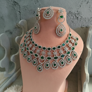ชุดสร้อยคอและต่างหูแบบโชคเกอร์ประดับเพชรแบบอเมริกัน สีเขียวมรกต สไตล์อินเดีย บอลลีวูด ฮอลลีวูด สำหรับงานแต่งงาน เครื่องประดับทองสำหรับเจ้าสาว เหมาะสำหรับเป็นของขวัญ - Product Image 1