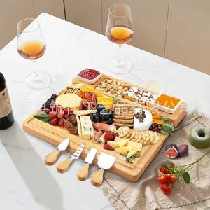 Bandeja de queso de bambú Zhujia Crafts con compartimentos para servir bocadillos y embutidos, color madera natural - Product Image 1