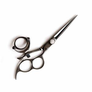 Tijeras de corte de pelo de peluquero de acero inoxidable alemán Acabado pulido con tornillo elegante y Punta de hoja afilada de tres anillos - Product Image 2