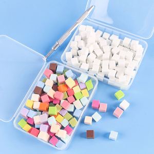 Kit d'outils professionnels pour nail art : mini blocs carrés en éponge (type tofu) portables avec pinces pour l'application de blush et le estompage de poudre - Product Image 1