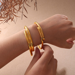 Bracelet ouvert de style européen et américain en acier inoxydable plaqué or 18 carats, design géométrique, bijoux unisexe - Product Image 4