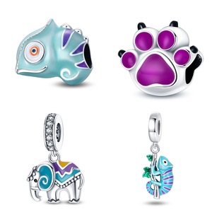 Colgantes de animales de latón blanco plateado, adornados con esmalte y pedrería, ideales para la fabricación de joyas - Product Image 1