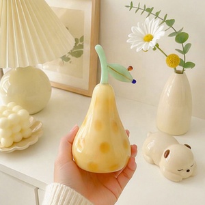 Statuetta di Pera in Vetro Soffiato a Mano, Giallo Crema con Pois, Decorazione da Tavolo, Scultura per Casa, Ornamento da Scrivania, Regalo di Nozze - Product Image 1