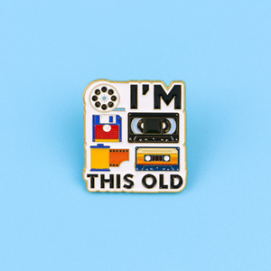 Broche en émail rétro 'I'm This Old' style années 90, pin's nostalgique technologique avec <span class=keywords><strong>disquette</strong></span> et cassette, broche média vintage amusante - Product Image 6