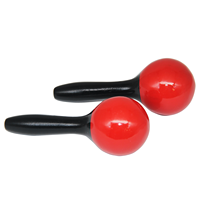Maracas en bois, têtes sphériques rouges, poignées coniques noires, balle de sable colorée surdimensionnée de style dessin animé