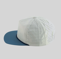 Gorra Deportiva Personalizada de 5 Paneles, Impermeable, Transpirable, con Cierre a Presión, Perforaciones Decorativas Láser, Perfil Alto, Cuerda, Bicolor