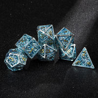 Ensemble de dés de jeu de rôle polyédriques en métal ajouré à motifs floraux, 7 pièces, avec chiffres dorés incrustés, en métal bleu ajouré
