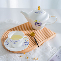 Vaisselle en porcelaine P&T en os de Chine avec motif de fleurs bleues, glaçure blanche, assiettes de présentation florales, assiettes creuses pour la vente en gros