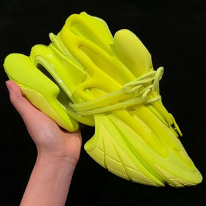 Chaussures de sport de loisirs en caoutchouc assorties pour hommes et femmes, chaussures de créateur de haute qualité avec talons épais pour les activités sportives - Product Image 1