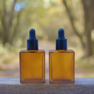 ขวดแก้วหยดสีน้ำตาลขุ่นทรงสี่เหลี่ยมแบน ขนาด 15 มล. 30 มล. 50 มล. 100 มล. สำหรับบรรจุเซรั่มหรือน้ำมันหอมระเหย พร้อมหลอดหยด - Product Image 3