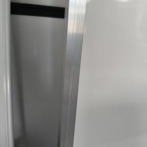 Lavagna Standard con Cornice in Alluminio da Parete, Superficie in Acciaio Laccato, Dimensioni Personalizzabili, Logo e Porta Penna Inclusi - Product Image 2