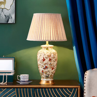 Lampe de table en céramique florale peinte à la main de luxe vintage, base en laiton antique, lampe de chevet pour chambre d'hôtel