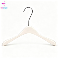 Cintres en bois classiques du fournisseur chinois – Produits ménagers réutilisables et polyvalents pour magasins de vêtements