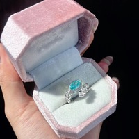 Bague en argent S925 plaqué rhodium avec gemme bleue YAG taille marquise, bande géométrique en diamant, design ouvert ajustable pour occasions festives