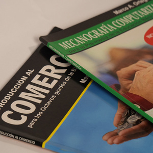 พิมพ์หนังสือปกอ่อนแบบเย็บกี่ ขายส่ง ปริมาณมาก สำหรับนวนิยายและวรรณกรรม - Product Image 1