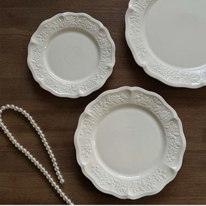 Assiette en céramique blanche à motifs floraux en relief, moderne et exquise, de 10 pouces, idéale pour les mariages occidentaux - Product Image 6