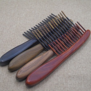 Peigne à dents larges en bois massif multicolore de qualité supérieure, en bois de santal naturel et en <span class=keywords><strong>acajou</strong></span>, pour démêler les <span class=keywords><strong>cheveux</strong></span> bouclés - Product Image 4