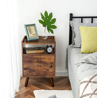 Table de chevet moderne en bois massif marron chaud avec porte à poignée interchangeable, meuble de chambre à coucher pour appartement