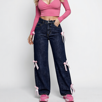 Jean baggy bleu vintage délavé avec nœud décoratif, coupe large, denim ajusté mais non serré pour femme
