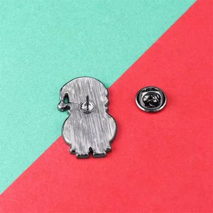 Broche de Noël en émail Docteur Père Noël avec stéthoscope, épinglette festive pour les professionnels de la santé, infirmières et personnel médical - Product Image 5