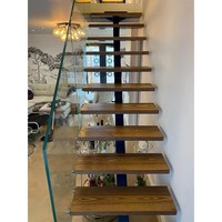 Escalier flottant moderne à une seule poutre avec marches en bois, garde-corps en verre trempé et main courante en bois