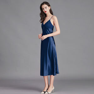 Chemise de nuit d'été à bretelles spaghetti pour femmes de <span class=keywords><strong>grande</strong></span> <span class=keywords><strong>taille</strong></span> Chemise de nuit longue couleur marine en <span class=keywords><strong>soie</strong></span> glacée Robe camisole sexy de style long pour la maison - Product Image 5