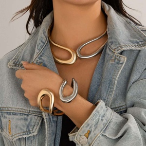 ZYO Parure de bijoux fantaisie dorée au design audacieux et irrégulier, comprenant un collier ras-du-cou et un bracelet à grand nœud torsadé ouvert pour femme - Product Image 6