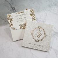 Invitation de mariage personnalisée en livre gaufré à couverture rigide avec monogramme doré et pochette RSVP pour événements de mariage