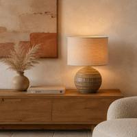 Lampe de table en céramique sculptée à la main avec base sphérique émaillée brun sable, abat-jour en lin naturel, style Wabi-Sabi méditerranéen, E27