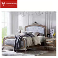 Lit double de luxe pour chambre principale, en bois massif sculpté, style design moderne, avec revêtement en tissu doux, personnalisable