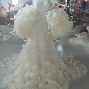 Vestido de Novia Wx374 Color Marfil, Sin Tirantes, con Tul Floral 3D, Apliques de Encaje con Cuentas, Manga Larga, Largo hasta el Suelo, Cola de Capilla - Product Image 2