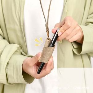 Porte-stylo portable en cuir PU personnalisé style mignon et coloré avec cordon et clip, idéal pour la promotion - Product Image 1
