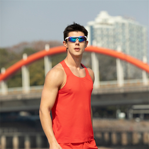 <span class=keywords><strong>Maille</strong></span> sans couture <span class=keywords><strong>homme</strong></span> grand trou séchage rapide 100% Polyester 100 GSM Marathon hauts de course sans manches t-shirt pour hommes débardeur <span class=keywords><strong>gilet</strong></span> - Product Image 5