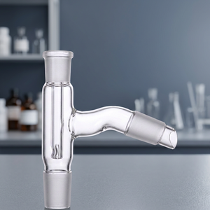 Appareil de distillation SAMCO LAB en verre borosilicaté avec tête de distillation plane inclinée et bras latéral angulaire pour usage en laboratoire - Product Image 3