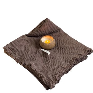 Couverture légère en gaze jacquard japonaise peignée à quatre couches avec pompons pour petit canapé ou sieste au bureau – Vente en gros - Product Image 1