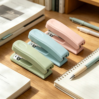 Mini Agrafeuse Macaron Rose Bleu Vert Mignonne Compacte pour Bureau et Étudiants – Idée Cadeau