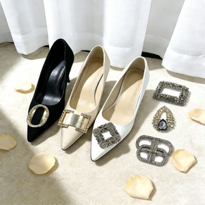 Sandales personnalisées en cuir pour femmes avec boucle en alliage de zinc et clips décoratifs pour chaussures – Vente en gros - Product Image 6