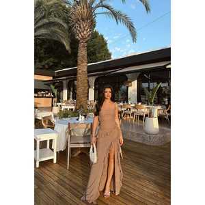 Robe de soirée longue Astrid Mink, robe de bal chic avec col rond, taille empire, longueur au sol avec fente pour les occasions de fête - Product Image 6